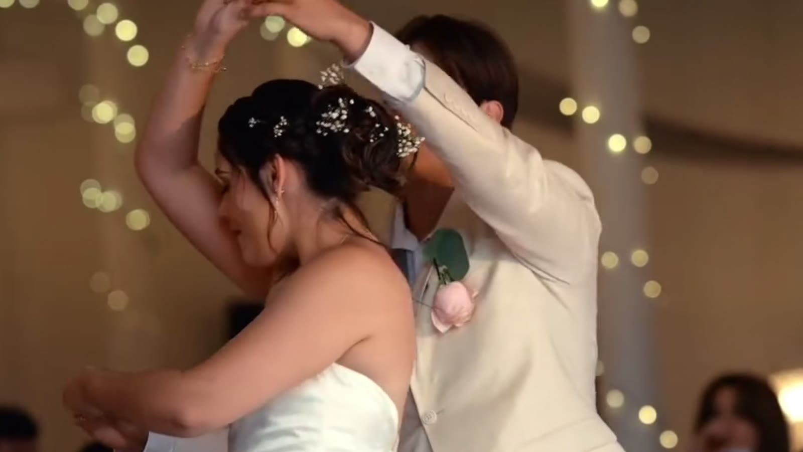 La pareja comparte un abrazo durante su boda.